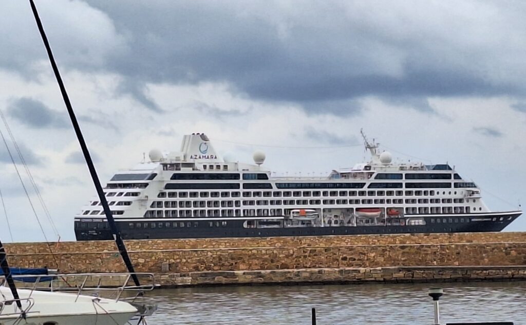 Χανιά: Το κρουαζιερόπλοιο Azamara έδεσε έξω από το Ενετικό λιμάνι