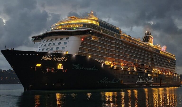 Στη Σούδα το Mein Schiff 5 με 2.519 επιβάτες