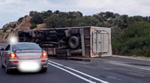 Κρήτη: Σοβαρό τροχαίο – Ανατροπή φορτηγού στον ΒΟΑΚ | φωτο