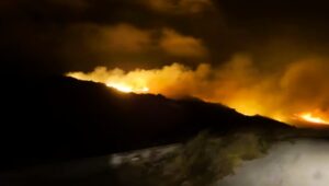 Σητεία: Ολονύκτια μάχη με τη φωτιά – Ισχυρές δυνάμεις στο μέτωπο |video
