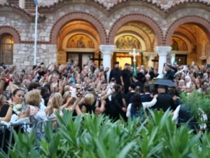 Γιώργος Μαζωνάκης: Συγκίνηση στο τελευταίο αντίο – «Μαζώ μας έκανες κομμάτια», πλήθος κόσμου στη Νίκαια