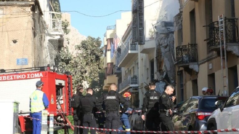Έκρηξη σε κτίριο στην Πλάκα – Συνεχίζονται οι έρευνες της Πυροσβεστικής