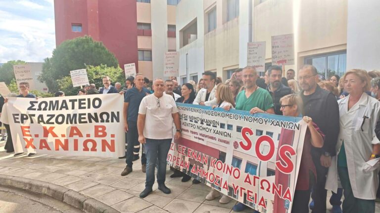 Αποδοκιμασίες κατά την άφιξη Γεωργιάδη στο Νοσοκομείο Χανίων | Δημόσια ανοιχτή συζήτηση (φώτο & video)