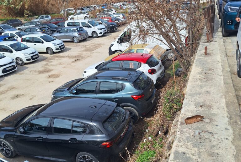 Χανιά: Ντροπή – Το πιο επικίνδυνο πεζοδρόμιο σε κεντρικό σημείο της πόλης | φωτο