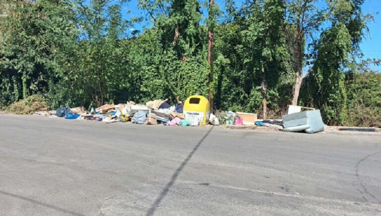 Χανιά: Αυτοσχέδια χωματερή απέναντι από σχολείο, γήπεδο και παιδική χαρά (φώτο)