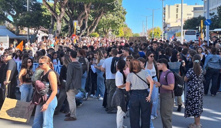 Χανιά: Στους δρόμους μαθητές, φοιτητές, εκπαιδευτικοί και υγειονομικοί | φωτογραφίες
