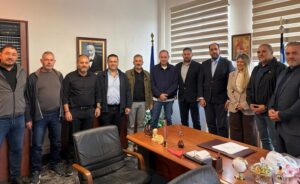 Κλιμάκιο της Νέας Δημοκρατίας με επικεφαλής τον Γιάννη Κεφαλογιάννη στον Μυλοπόταμο για τις ζημιές από την κακοκαιρία (φώτο)