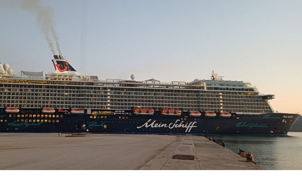 Στη Σούδα το Mein Schiff 5 με 2.571 επιβάτες