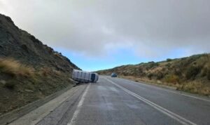 Κρήτη: Τροχαίο ατύχημα με ανατροπή κλούβας στον δρόμο