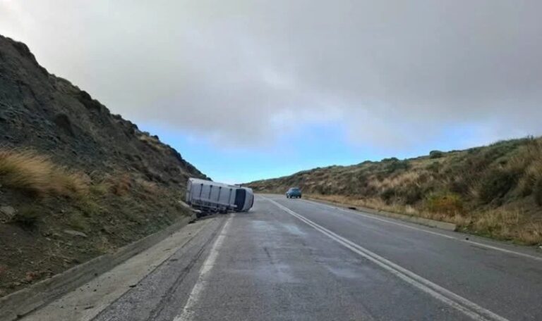 Κρήτη: Τροχαίο ατύχημα με ανατροπή κλούβας στον δρόμο
