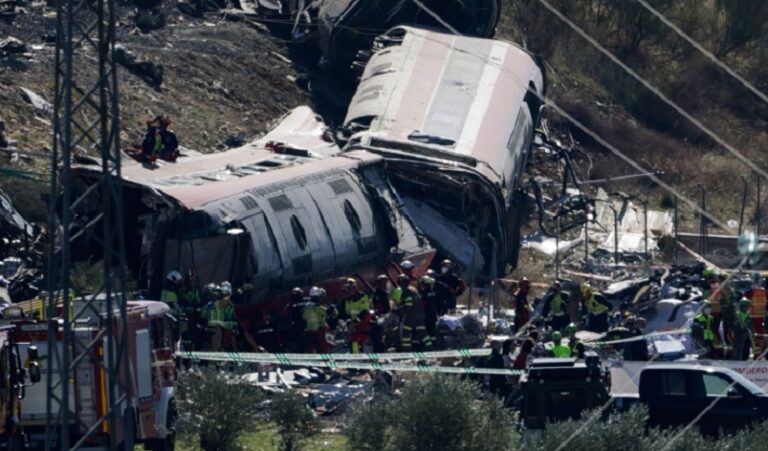 Η ΕΕ στο πλευρό της Ισπανίας μετά το πολύνεκρο σιδηροδρομικό δυστύχημα – «Σήμερα, η Ευρώπη πενθεί μαζί σας»