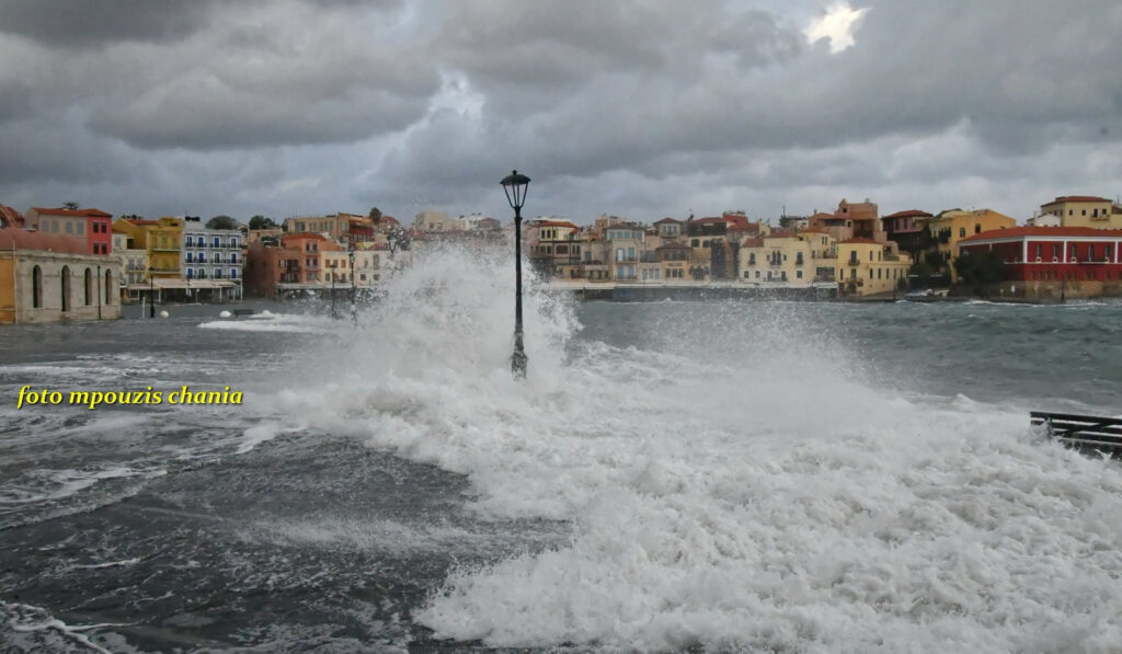 Χανιά: Ζημιές από τους θυελλώδεις ανέμους στο ενετικό λιμάνι | φωτο