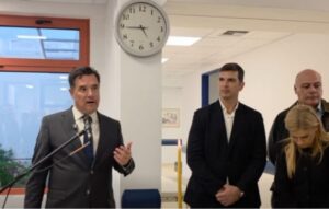Με συνθήματα τα εγκαίνεια στο Κέντρο Υγείας Βάμου – Παρέμβαση στον Άδωνι Γεωργιάδη