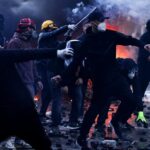 Σκηνικό πολέμου στα Τίρανα για έκτη ημέρα – Ο Ράμα ξήλωσε τα πεζοδρόμια έξω από το γραφείο του (φώτο)