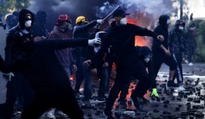 Σκηνικό πολέμου στα Τίρανα για έκτη ημέρα – Ο Ράμα ξήλωσε τα πεζοδρόμια έξω από το γραφείο του (φώτο)