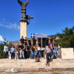 Κρήτη: Mαθητές τραγούδησαν τον Εθνικό Ύμνο, μπροστά από το Ηρώο Μνήμης στον Αμιρά Βιάννου
