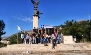 Κρήτη: Mαθητές τραγούδησαν τον Εθνικό Ύμνο, μπροστά από το Ηρώο Μνήμης στον Αμιρά Βιάννου