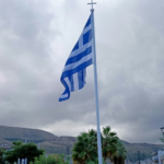 Μετά από 7 χρόνια, η ελληνική σημαία κυματίζει ξανά στην πλατεία της Σούδας | φωτο