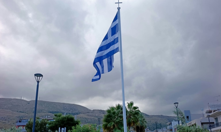 Μετά από 7 χρόνια, η ελληνική σημαία κυματίζει ξανά στην πλατεία της Σούδας | φωτο
