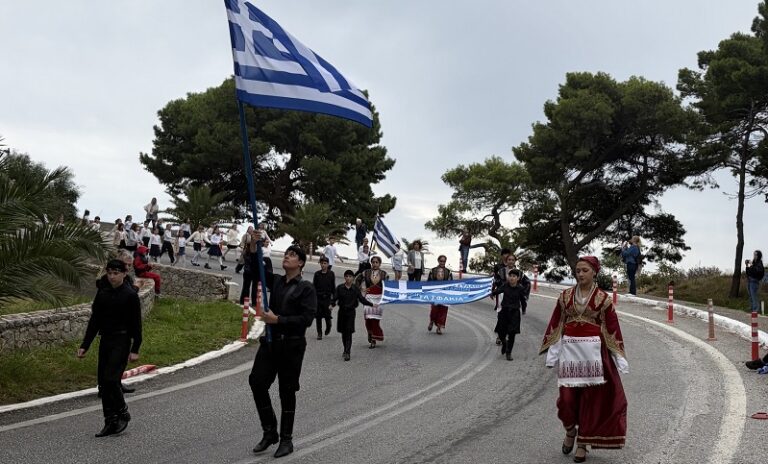Χανιά: Με άστατο και βροχερό καιρό εορτάστηκε στον Δήμο Σφακίων η επέτειος του ιστορικού ΟΧΙ της 28η Οκτωβρίου 1940