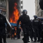 Επεισόδια στη Γαλλία: Διαδηλωτής πέθανε από ανακοπή, 17χρονος ακρωτηριάστηκε από χειροβομβίδα της αστυνομίας – Εικόνες καταστροφής