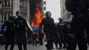 Επεισόδια στη Γαλλία: Διαδηλωτής πέθανε από ανακοπή, 17χρονος ακρωτηριάστηκε από χειροβομβίδα της αστυνομίας – Εικόνες καταστροφής