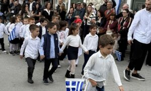Με κάθε επισημότητα η παρέλαση για την 28η Οκτωβρίου στον Δήμο Βιάννου – Συγκίνησαν οι μαθητές που καταχειροκροτήθηκαν από τους πολίτες